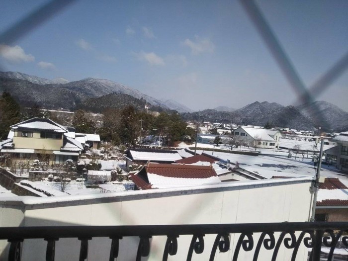 窓の外は..雪化粧した里山”鹿野(かの)”の風景