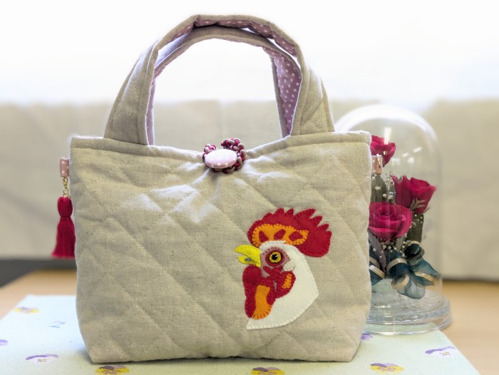 ニワトリのオリジナルアップリケランチトートになります。
