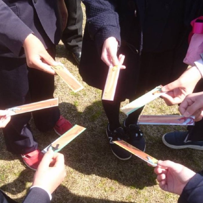 小学校卒業生に木のしおりをプレゼントしています