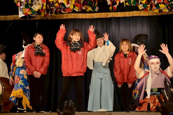 閉会行事でお客様を見送る娘たち