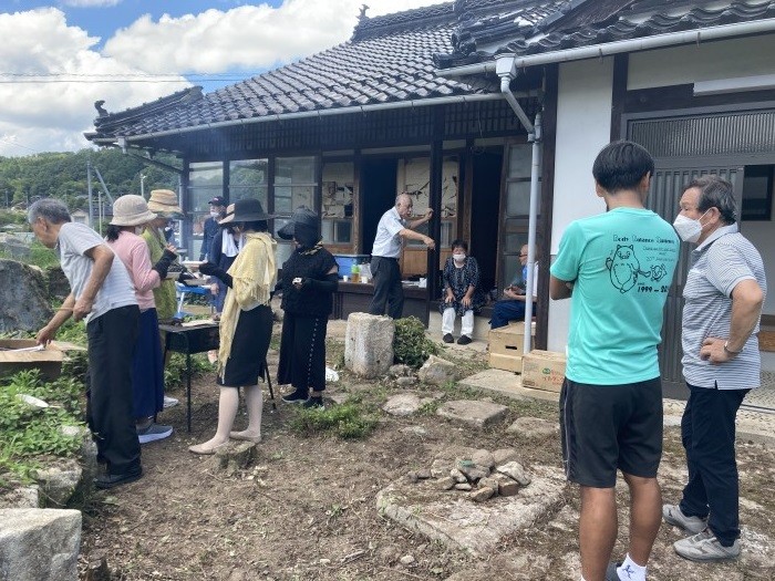 芸備線が敷地内を走行する石庭のある古民家を借りました。ここで開催!!