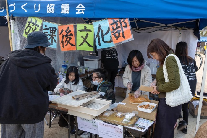 小学生の頃から販売にふれ、お金の流れを知る。