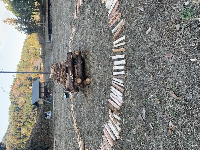 里山にあるものを活用して井桁づくり