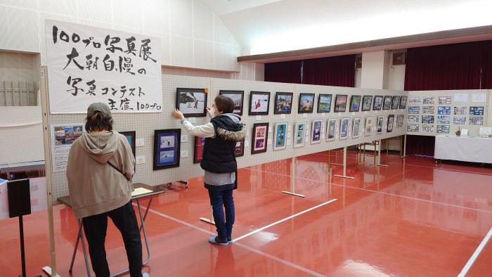 平日だけど、この日来れるメンバーで集まって展示作業しました!