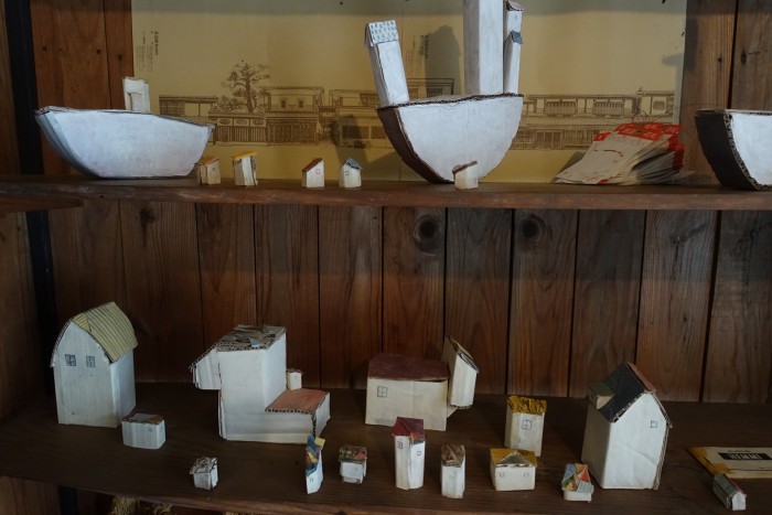 元商店の古い棚も展示に使われました