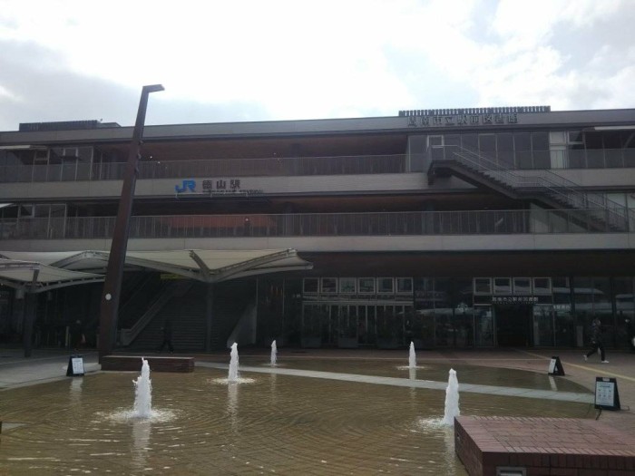徳山駅と駅ナカの”周南市立駅前図書館”