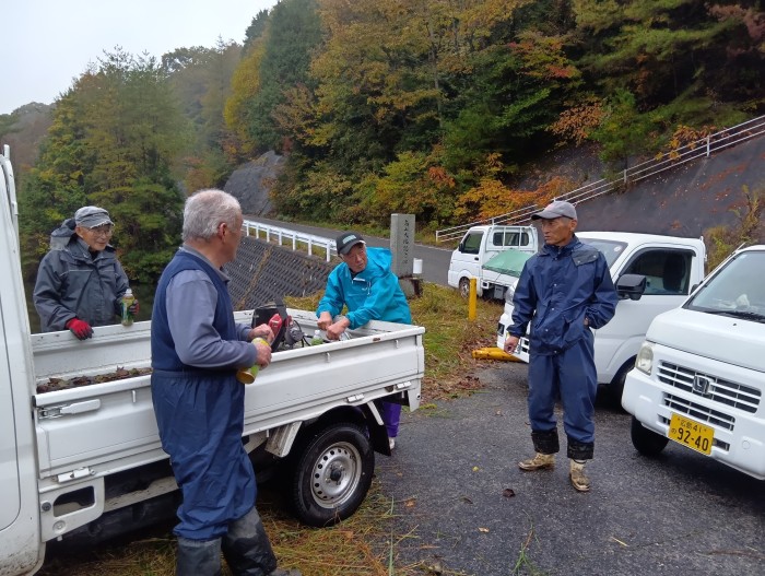 ため池「高山大池」の法面の草刈り作業中の立ち話