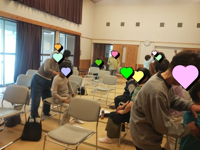参加者どうし楽しみながら効果を確かめる(プライバシー配慮のため一部加工画像しています