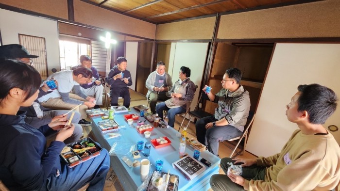 昼食をみんなで囲んで、空き家や、これからやりたいことなどを語りました!