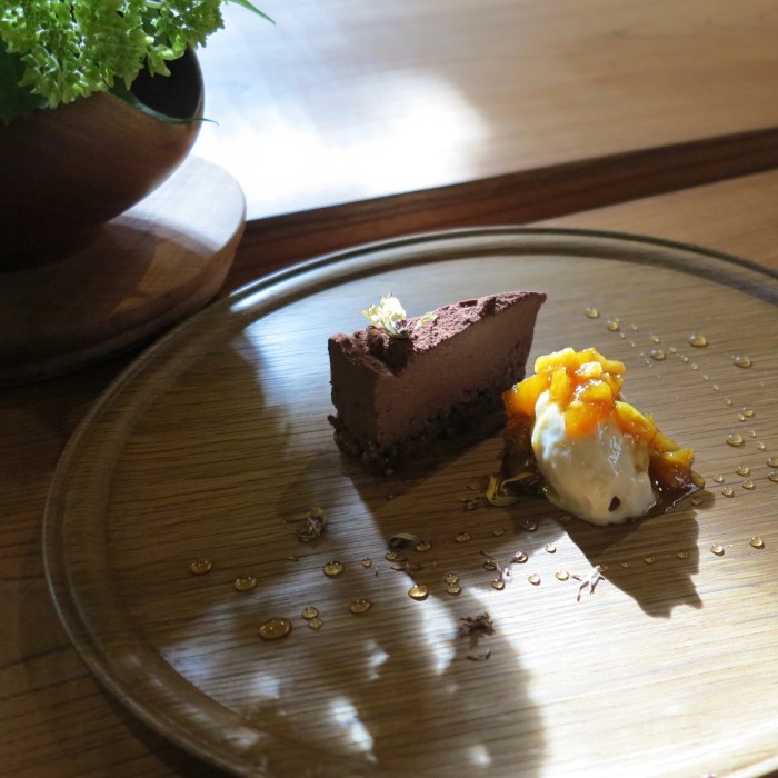 里山の木々で制作した器で提供しています