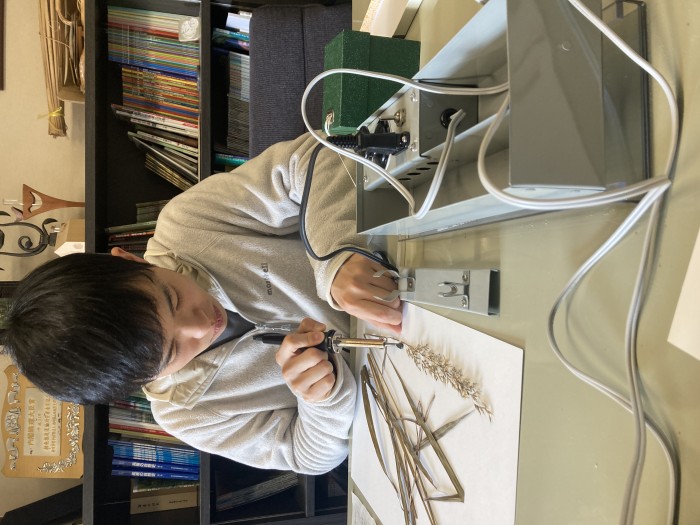 標本貼り付け作業中