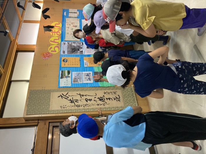高原の自然館内で掛け軸拝見!